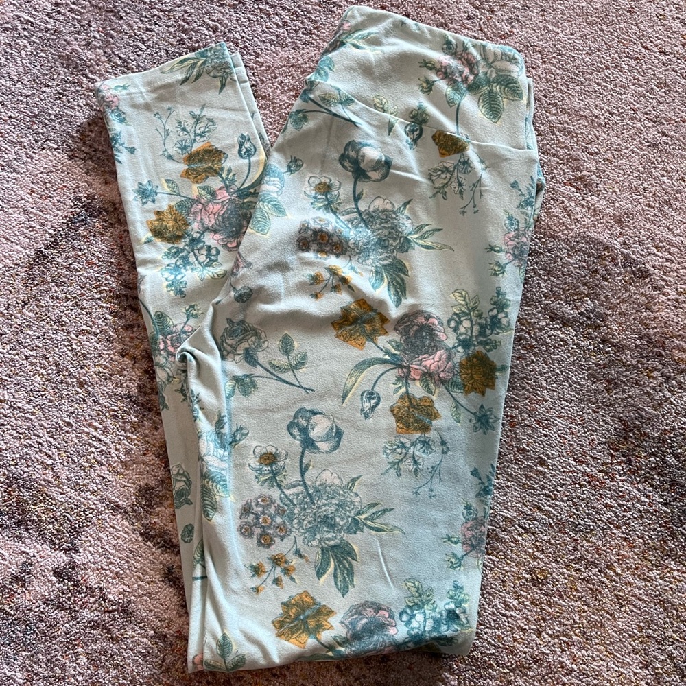 Lularoe o/s loved floral leggings